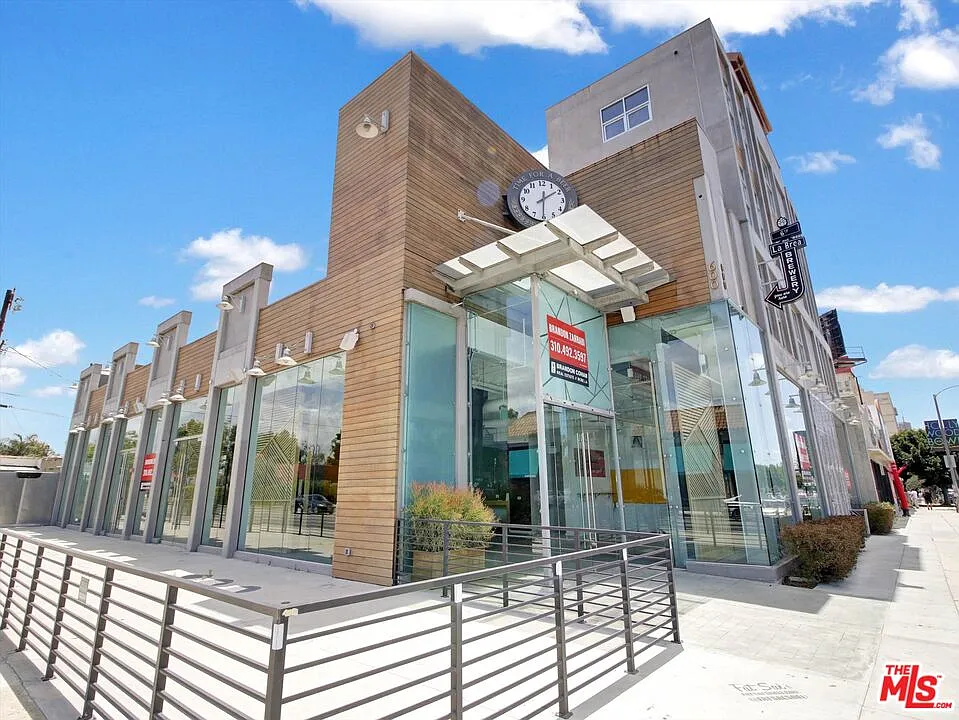 1 bed, 2.0 bath, 1010 sqft, $4,000 — Photo 2