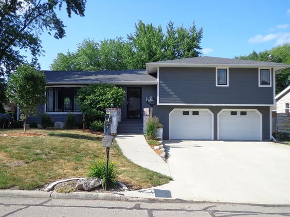 818 7th St NW, Independence, IA 50644