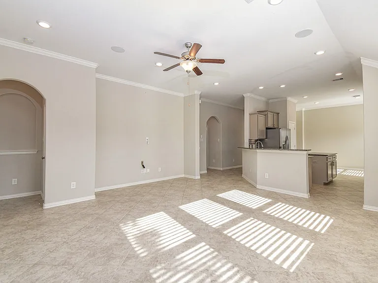 9403 Briscoe Bend Ln — Photo 10