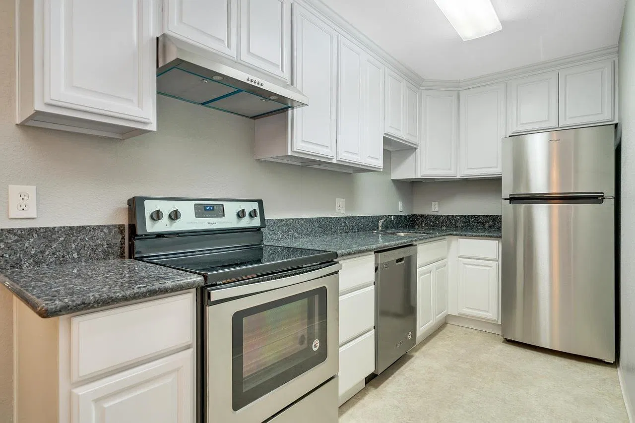 685 N Ashurst Ct — Photo 3