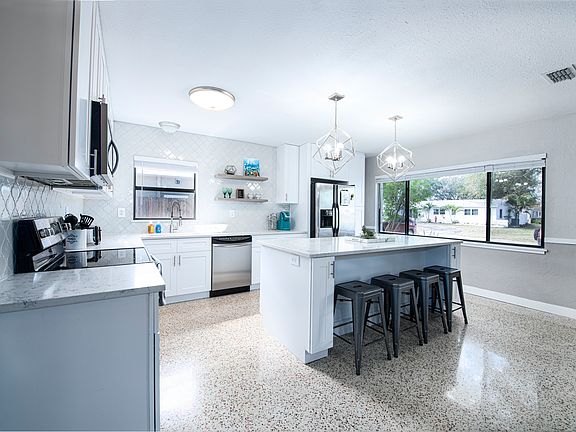 Kitchen with large island