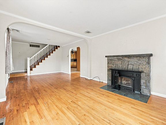 4th image of 1209 W Kings Hwy