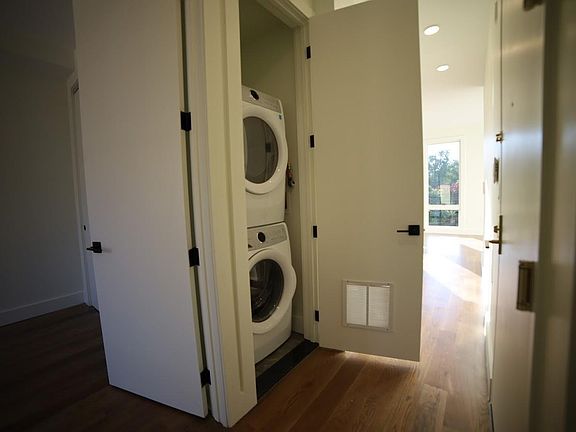 5th image of 248 Van Horne St #2