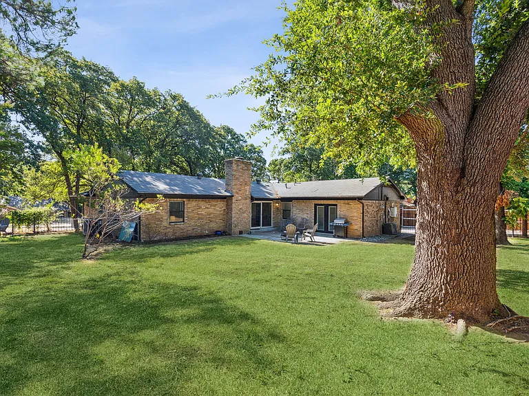 2015 Camelot Dr — Photo 23