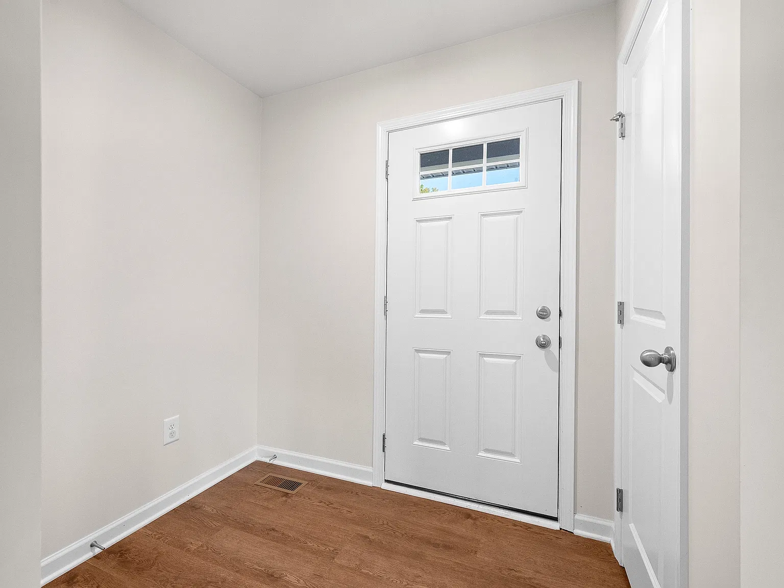 4 bed, 2080 sqft, $2,100 — Photo 4