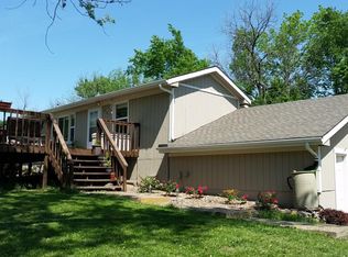 9407 NW 67th St, Parkville, MO 64152