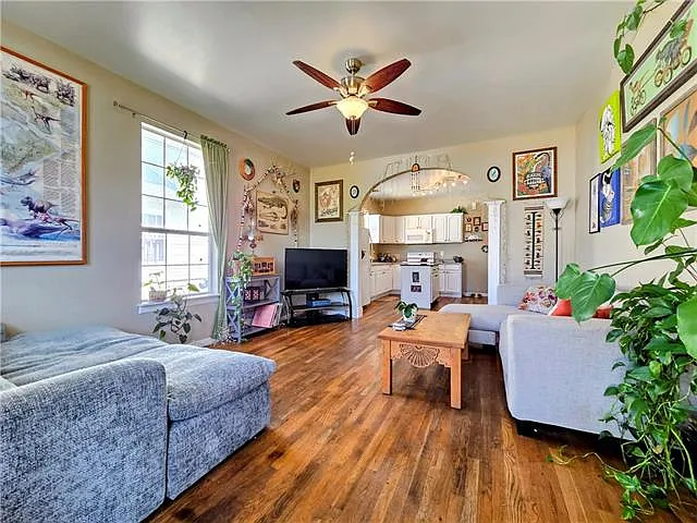 3 bed, 2.0 bath, 1210 sqft, $2,100 — Photo 2