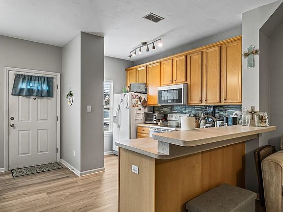4th image of 23 Old Courthouse Way #B