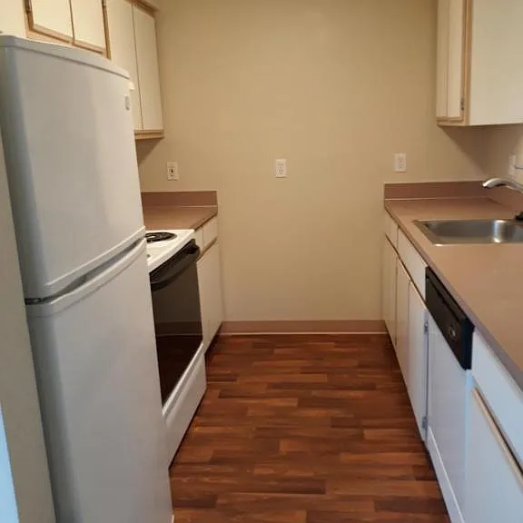 274 SE Kingwood Ave — Photo 2