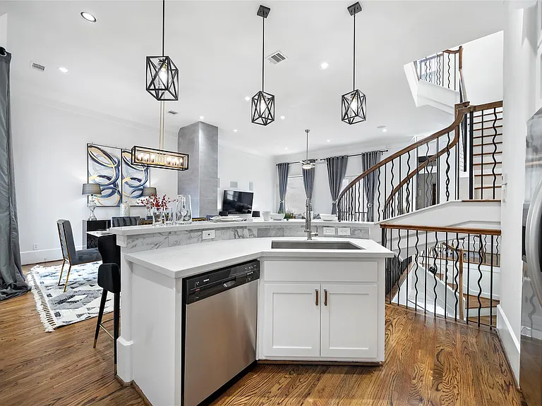 709 Reinicke St — Photo 8