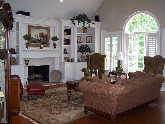 Vaulted Greatroom w/custom cabinetry