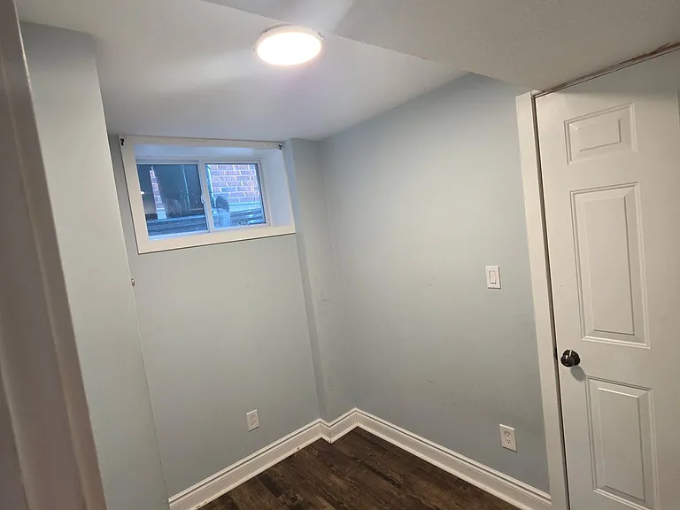 218 Tremaine Cres #BASEMENT — Photo 3