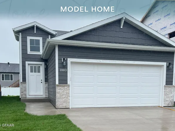 1803 41st Ave S, Grand Forks, ND 58201