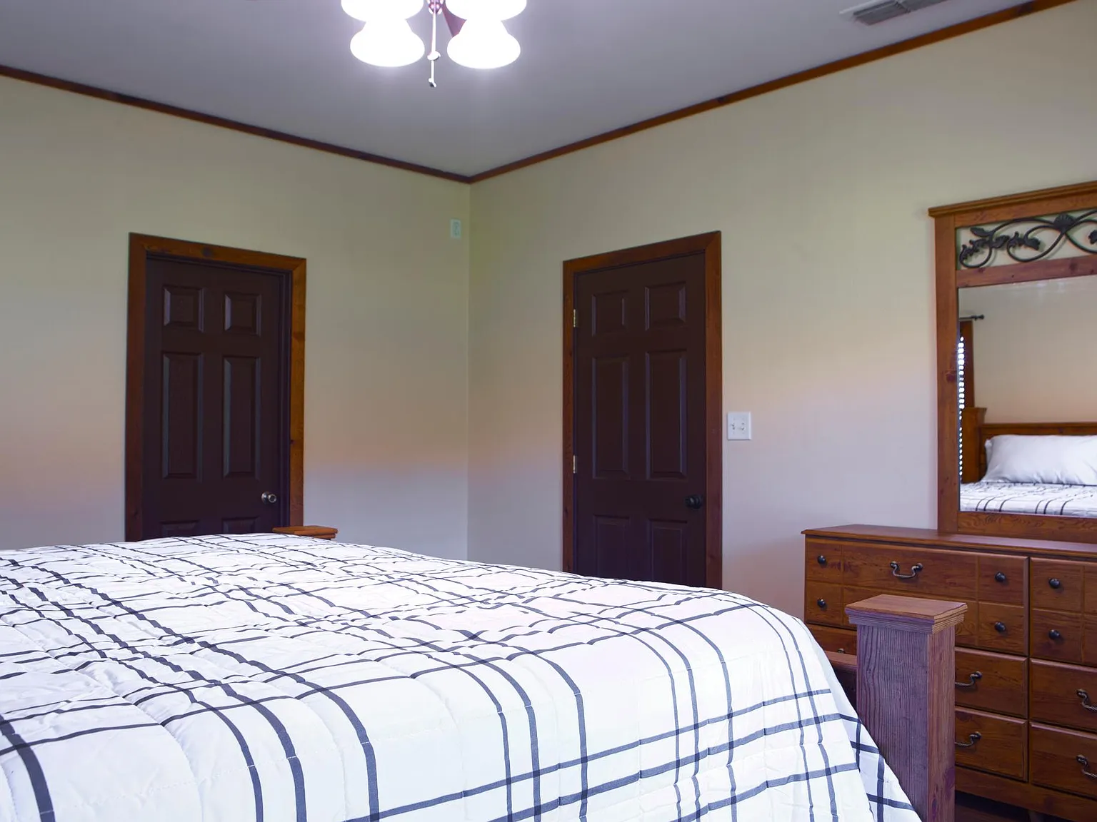 3 bed, 2282 sqft, $2,950 — Photo 3