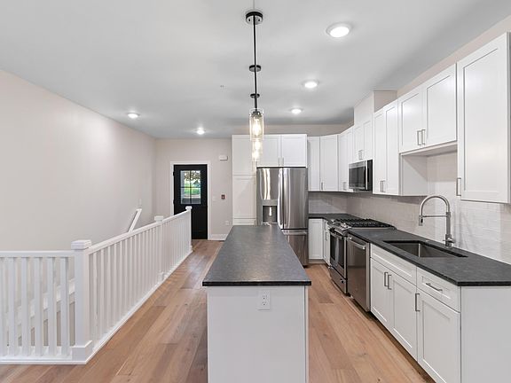 4th image of 826 Fairview Ave NE #1