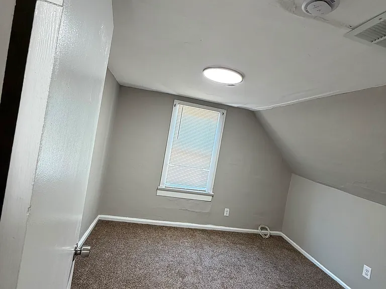 325-327 N Broad St #4 — Photo 9
