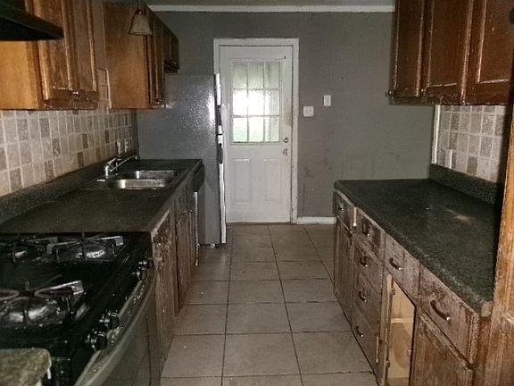 5th image of 3216 Thunderbird Ln