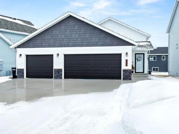 1011 Barnes Dr W, West Fargo, ND 58078