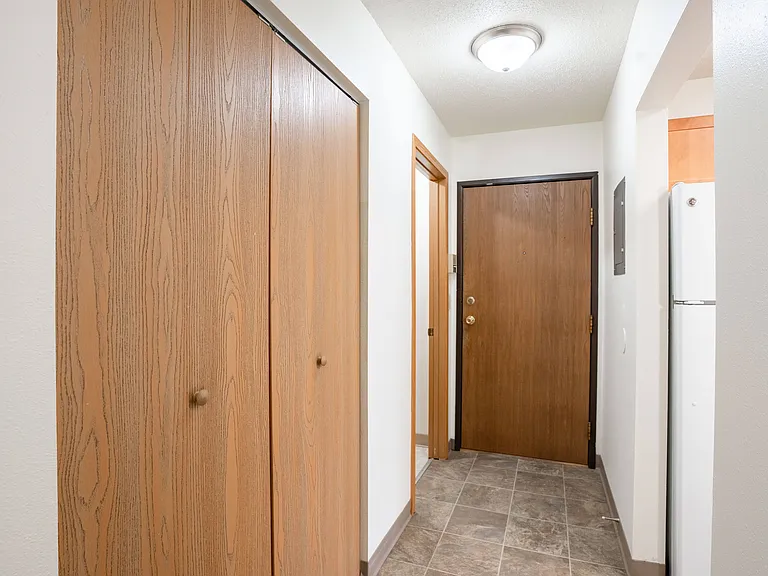 Fargo, ND Long Island Apartments | 2175B | Entry