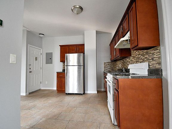 4th image of 114 Beech St