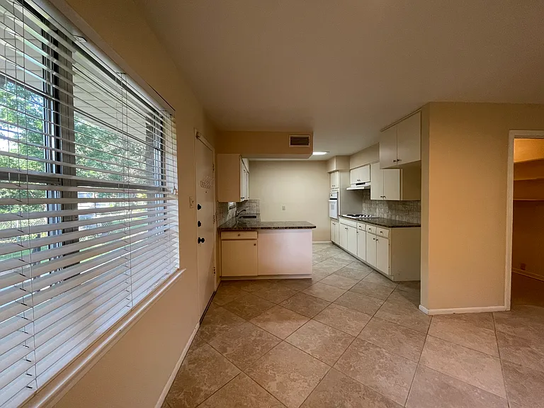 1303 Northlake Dr — Photo 6