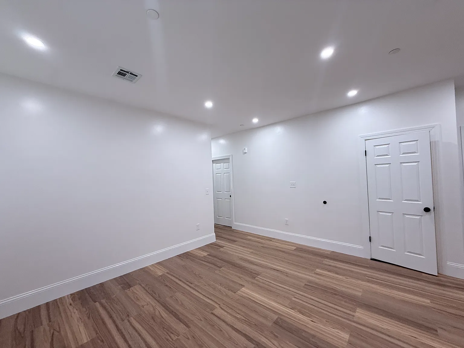 4 bed, 9999 sqft, $5,000 — Photo 3