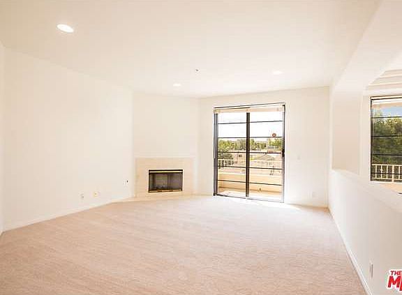 4th image of 453 S Barrington Ave APT 204