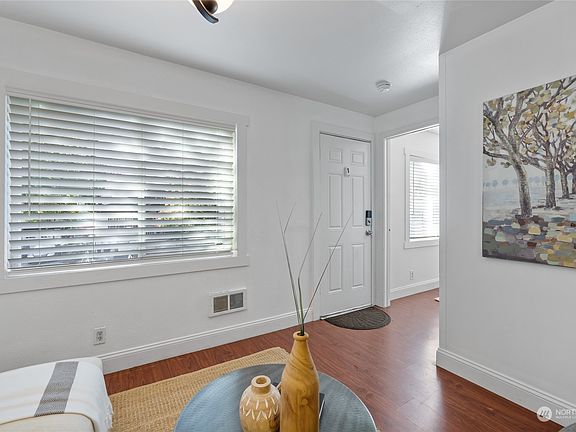 3rd image of 909 Earnest S Brazill Street