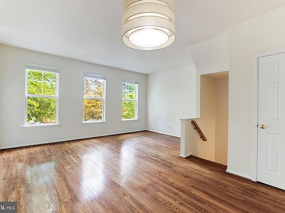 3rd image of 43091 Autumnwood Sq
