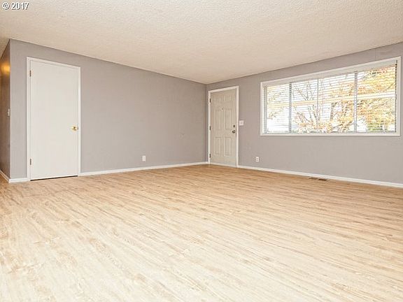 4th image of 208 SE 104th Ave