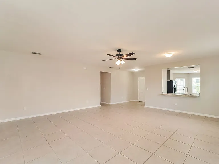 627 SW 27th Ter — Photo 5