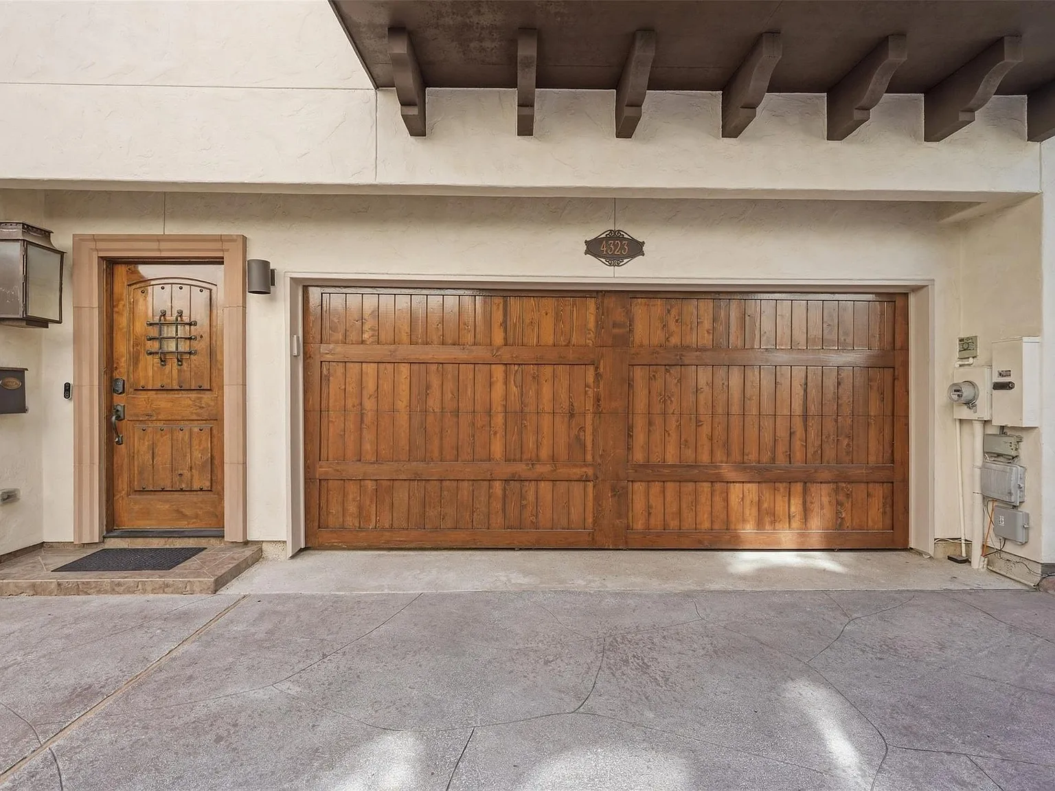 3 bed, 3.5 bath, 2273 sqft, $3,950 — Photo 3