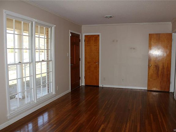5th image of 835 Dumont Dr
