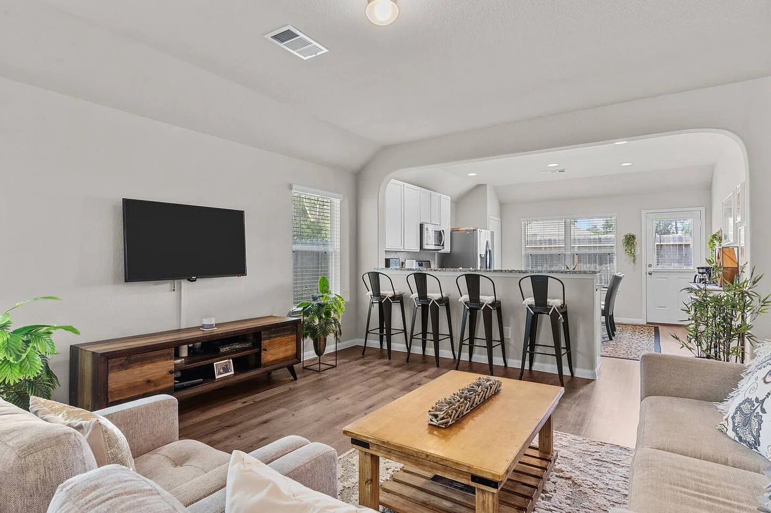3 bed, 2.0 bath, 1377 sqft, $3,897 — Photo 2