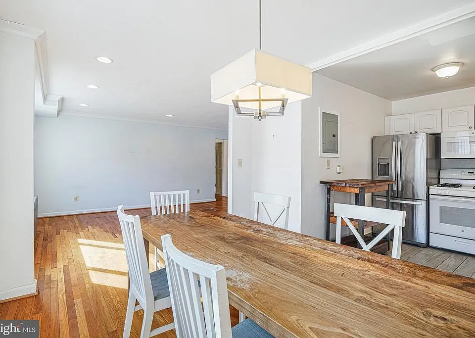 95 E Wayne Ave #209