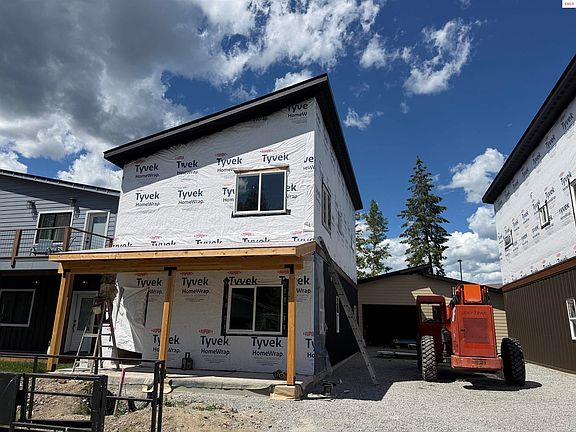 2nd image of 140 Carnelian Ave