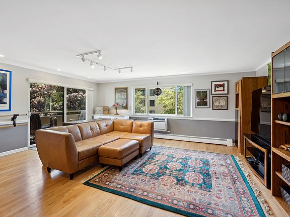 2nd image of 224 N Kenilworth Ave APT 3B