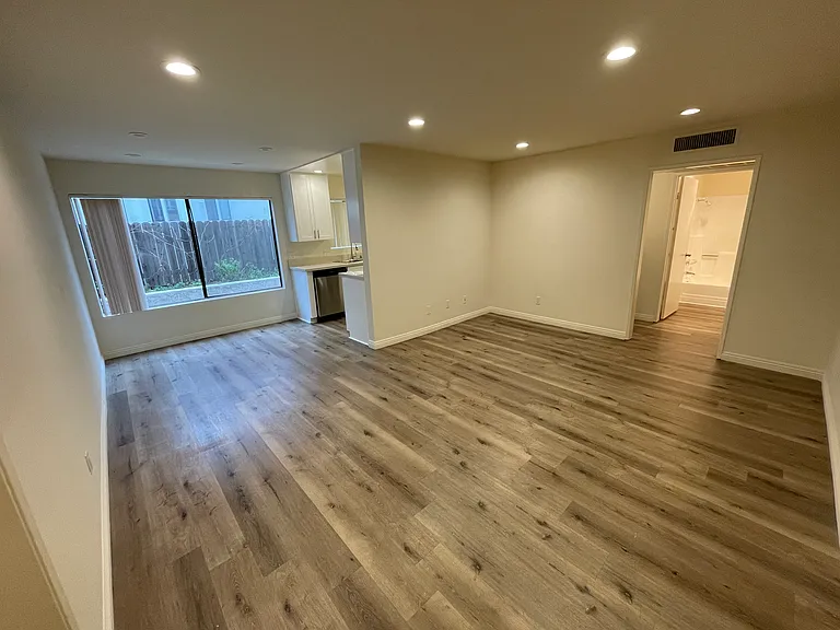 1049 Winchester Ave — Photo 3