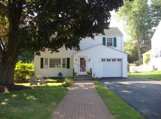 27 Crestwood Rd, West Hartford, CT 06107