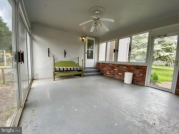 3rd image of 844 W Maple Dr