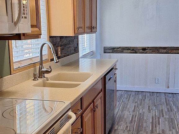 5th image of 141 E Elk Place