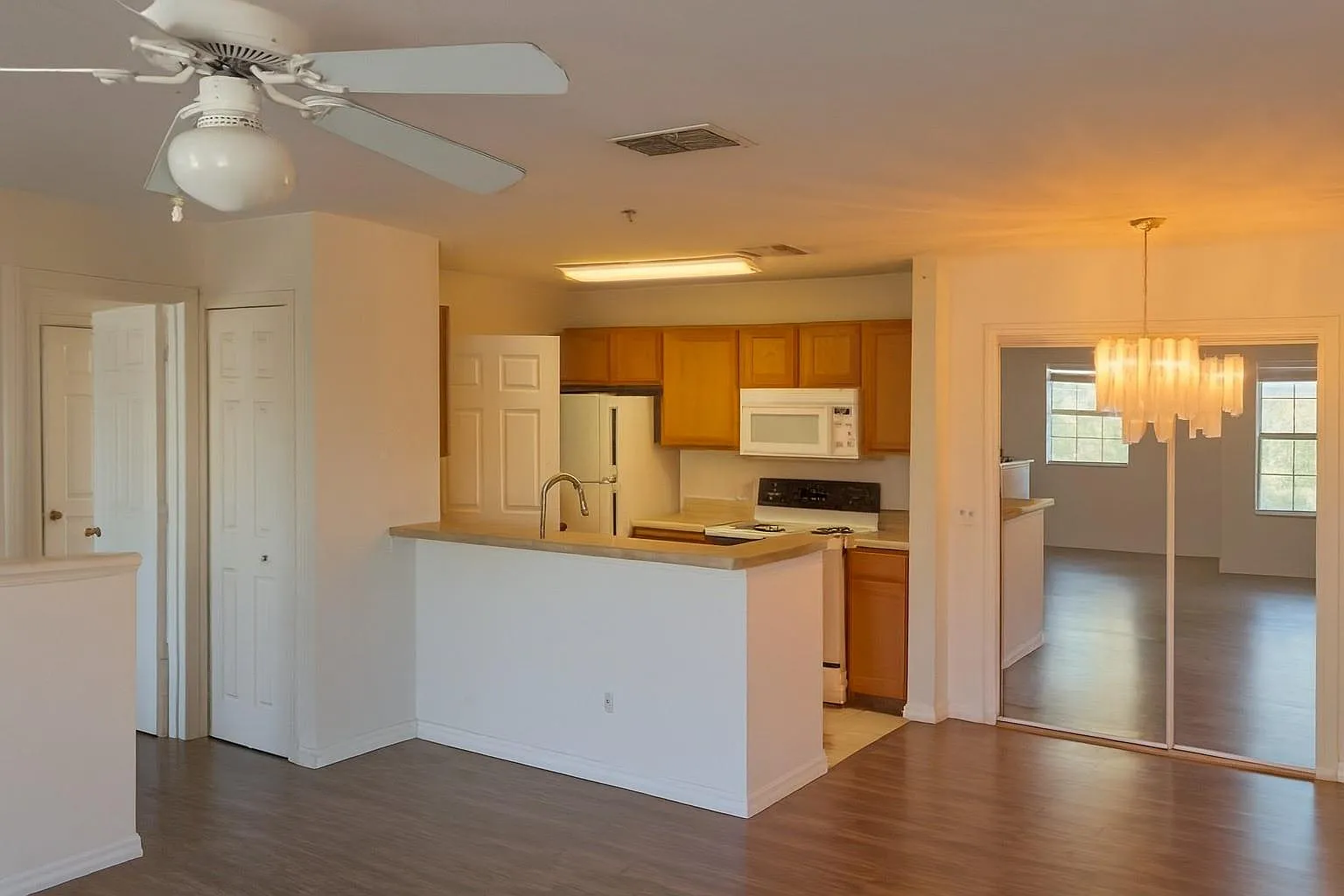 51st. 4850 - Bay Pointe - 1 — Photo 4
