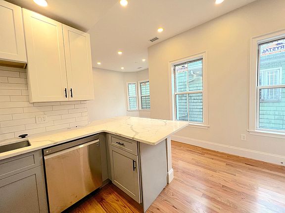 3rd image of 228 Saratoga St Floor 3