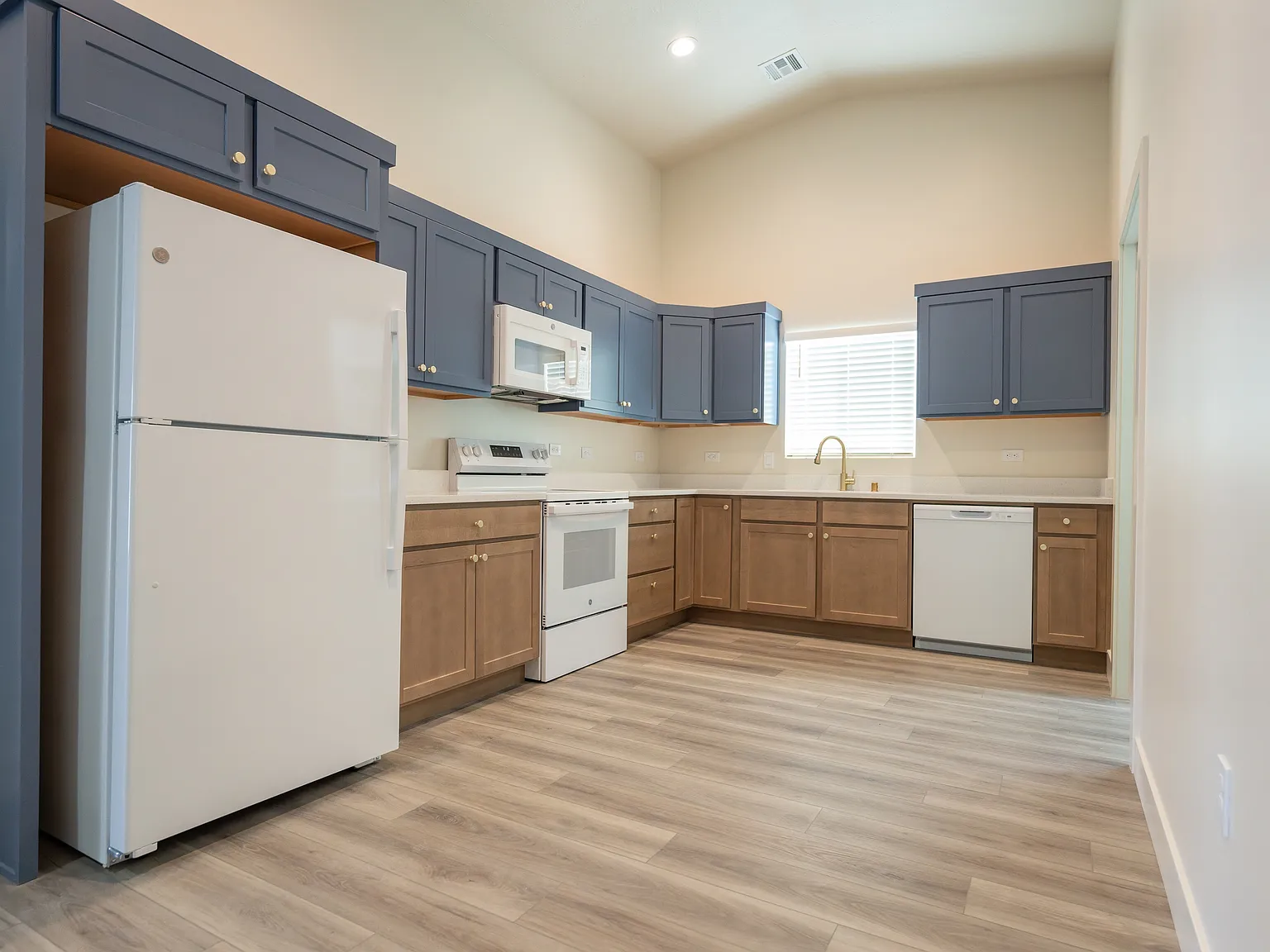 541 W Mesquite Blvd — Photo 4