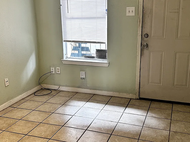 3605 Crestbrook Ct — Photo 4