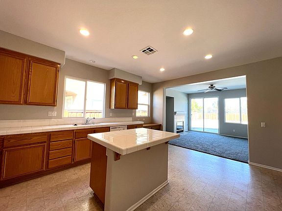4th image of 863 Melville Ave