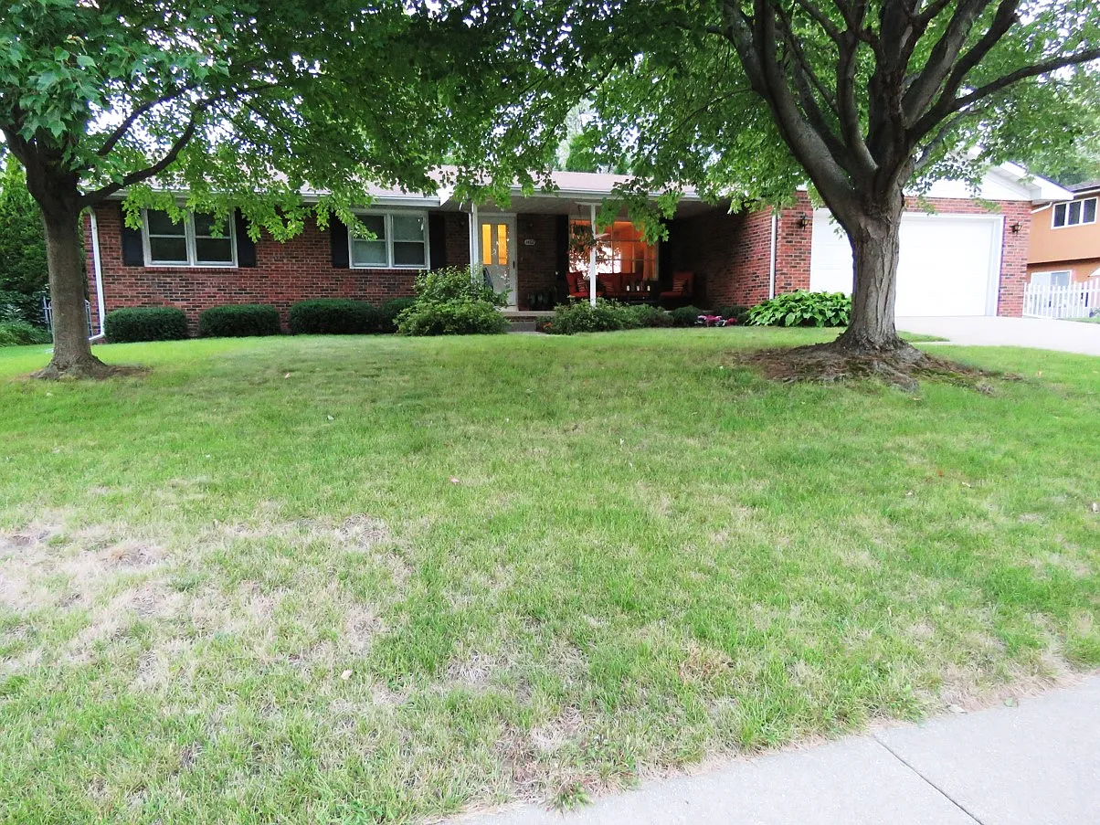 1402 Schroeder Dr photo 1