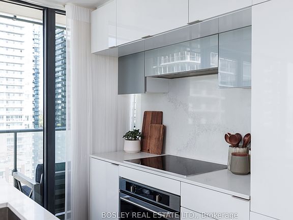 5th image of 185 Roehampton Ave #1702