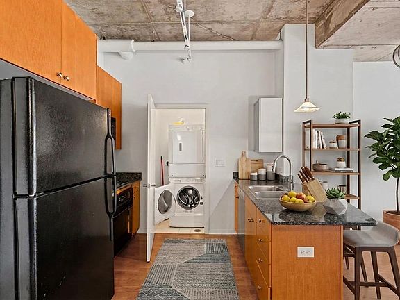4th image of 807 Davis St Unit 505