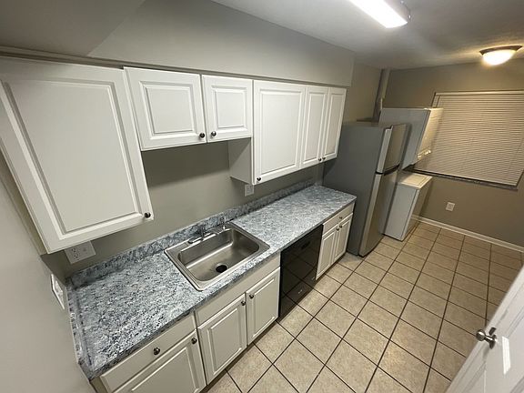 4th image of 379 Wyandotte Ave APT 2